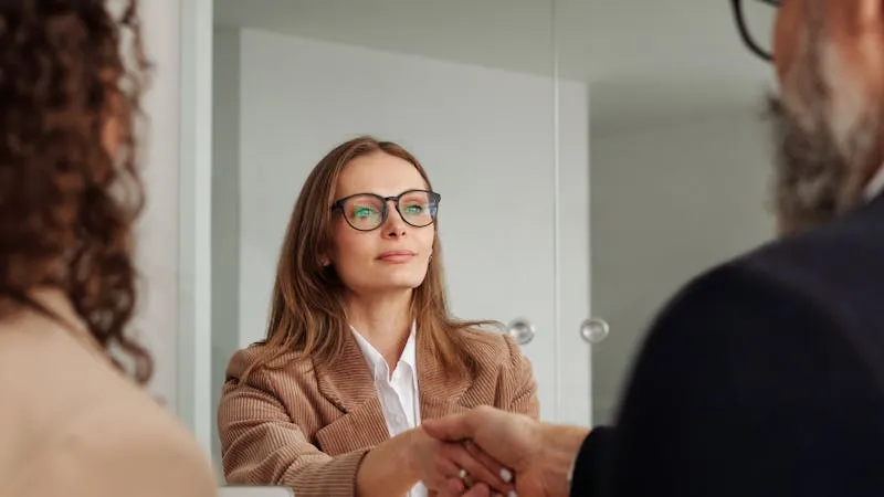 Dirigeant en réunion avec prestataire digital